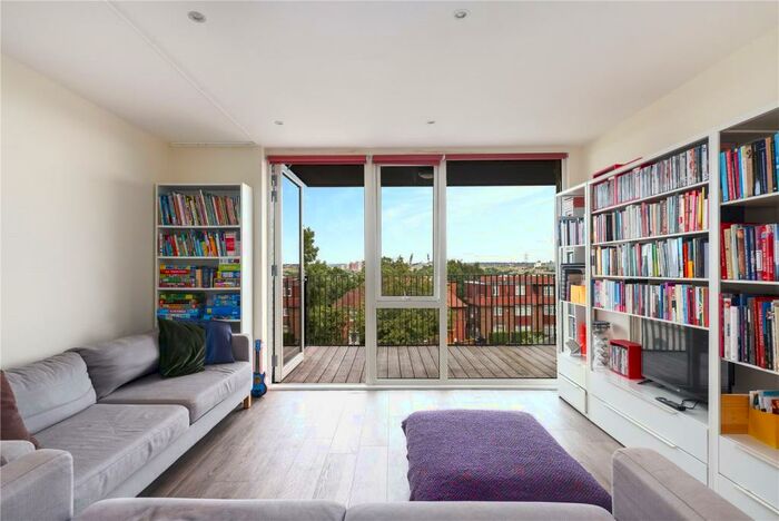 2 Bedroom Flat To Rent In Cedarwood Court, Clapton Common, London, E5