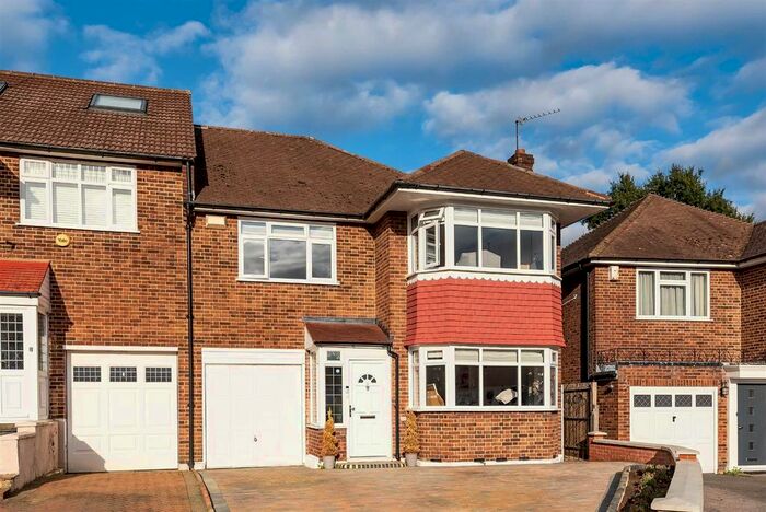 3 Bedroom Property To Rent In Farnham Close, N20
