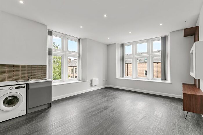 1 Bedroom Flat To Rent In Leeds Road, Hipperholme, Halifax, HX3