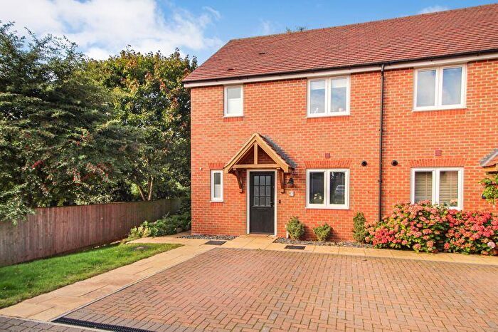 3 Bedroom Semi-Detached House For Sale In Leigh Woods Place, Silsoe, MK45