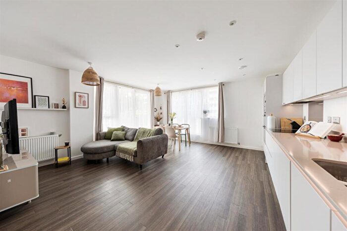 3 Bedroom Flat To Rent In Troubridge Square, Walthamstow, E17