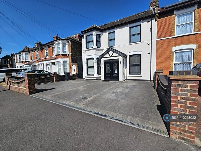 6 Bedroom End Of Terrace House To Rent In Woodlands Road, Ilford, IG1