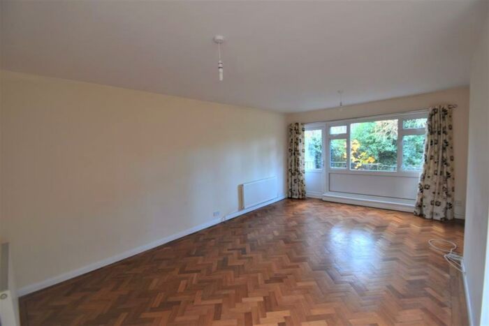 4 Bedroom Bungalow To Rent In Bird In Hand Lane, Bromley, BR1