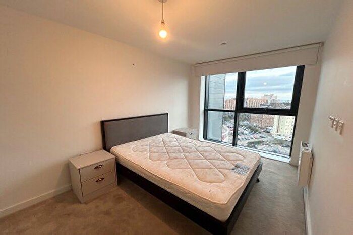 2 Bedroom Flat To Rent In Holdenhurst Road, Bournemouth, BH8