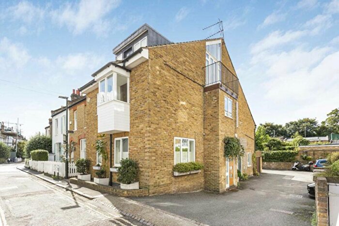 3 Bedroom House To Rent In Maltings Close, Barnes, SW13