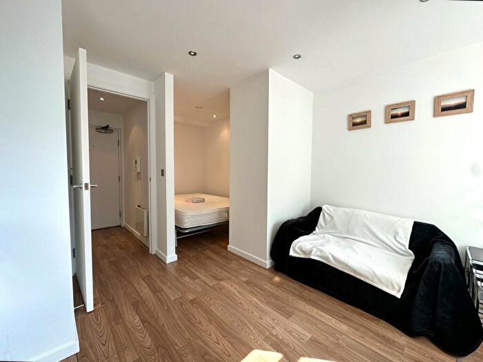 1 Bedroom Flat To Rent In West Point, Wellington Street, Leeds, West Yorkshire, LS1