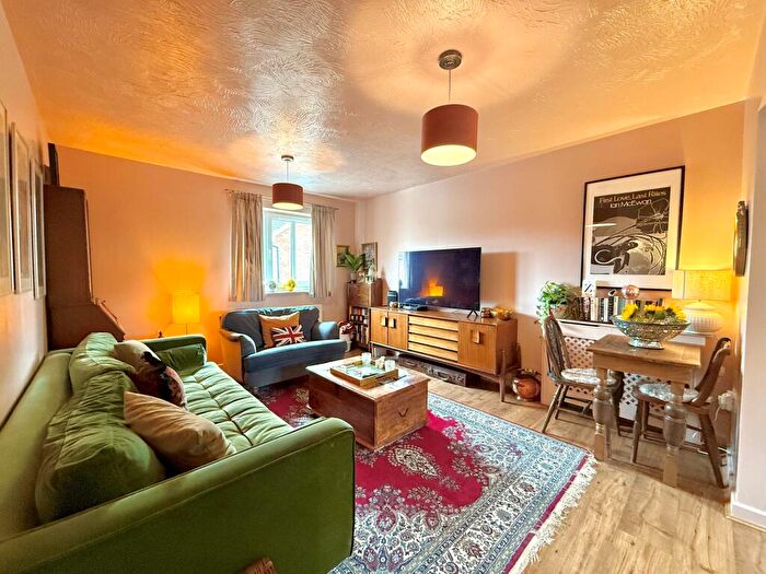 2 Bedroom Detached House For Sale In Welbeck Close, Swindon, SN3
