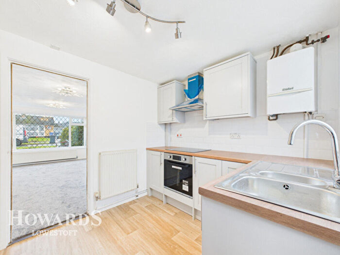 2 Bedroom Detached Bungalow For Sale In Breydon Way, Lowestoft, NR33