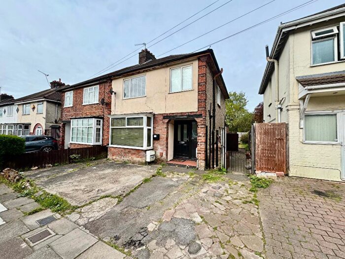 1 Bedroom Maisonette For Sale In Richmond Hill, Round Green, Luton, Bedfordshire, LU2