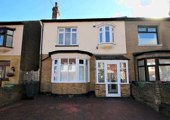 3 Bedroom End Of Terrace House To Rent In Vine Street, Romford, RM7