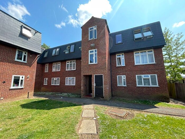 2 Bedroom Flat To Rent In Limes Avenue, Chigwell, Essex, IG7