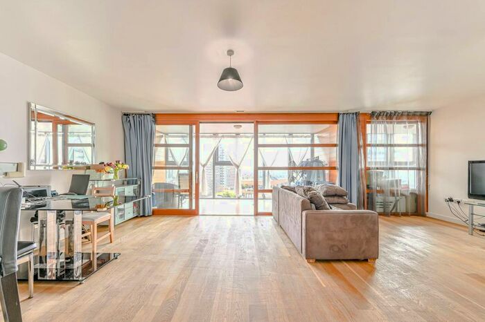 2 Bedroom Flat To Rent In Falcon Wharf, Battersea, London, SW11