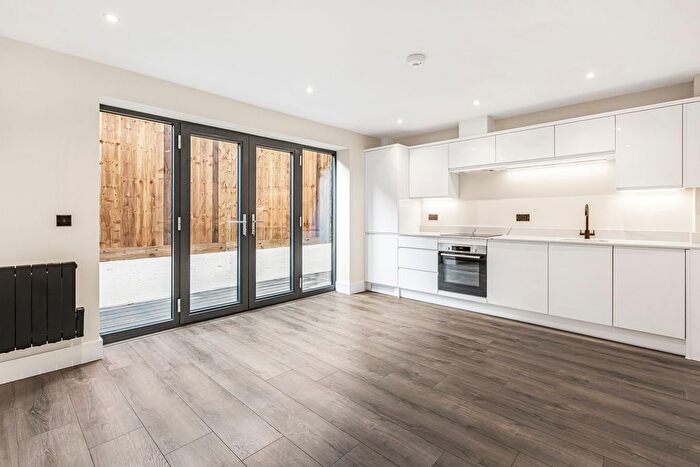 2 Bedroom Flat To Rent In Glebe Road, London, E8