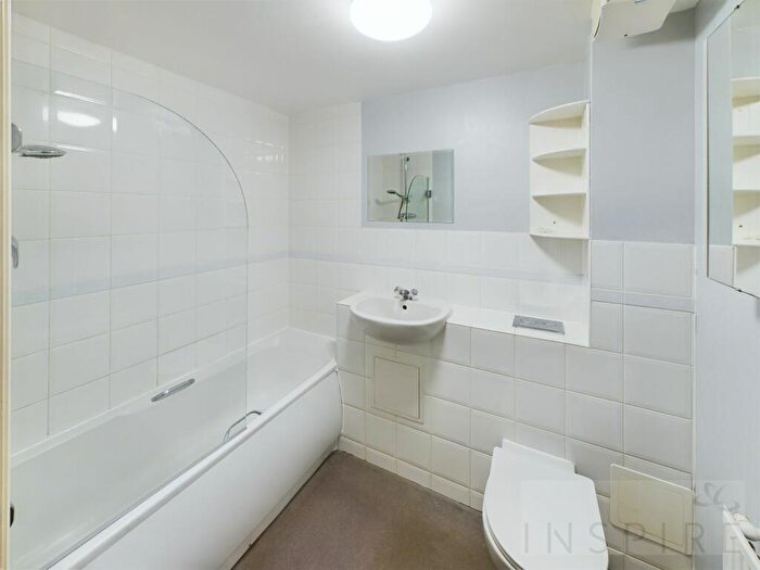 1 Bedroom Flat For Sale In Commonwealth Drive, Howlands Court, RH10