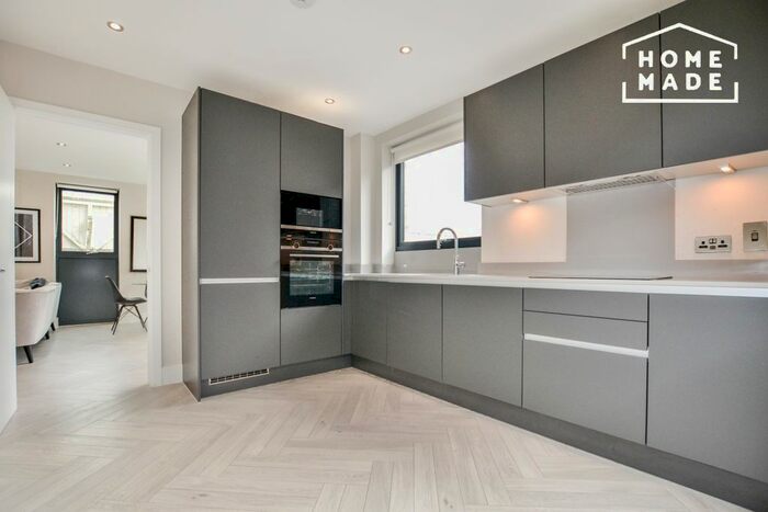 2 Bedroom Flat To Rent In Battersea Park Road, Battersea, SW8