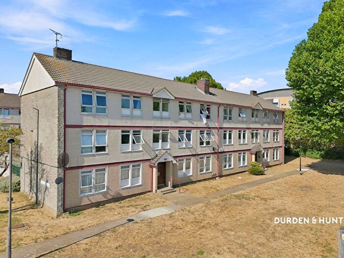 1 Bedroom Flat For Sale In Oldchurch Gardens, Romford, RM7