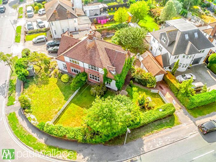 3 Bedroom Semi-Detached House For Sale In Newgatestreet Road, Goffs Oak, EN7