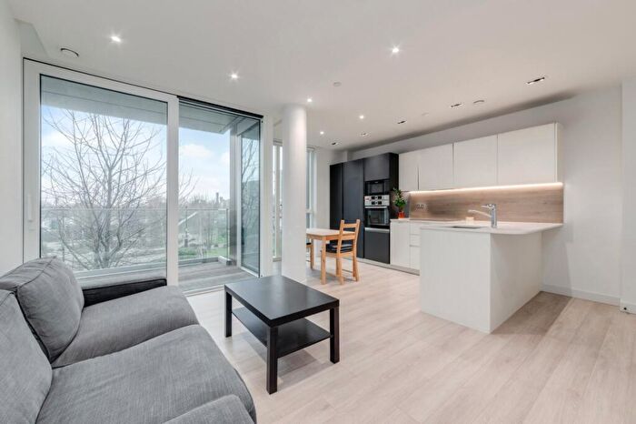 2 Bedroom Flat For Sale In The Parkhouse, Kayani Avenue, N4