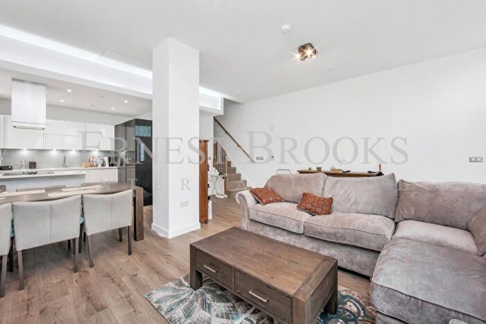 2 Bedroom End Of Terrace House To Rent In Williamsburg Plaza, Poplar, London, E14