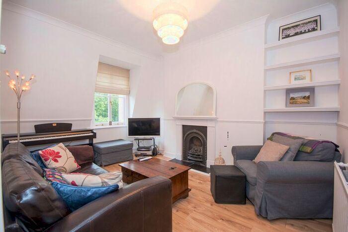 2 Bedroom Flat To Rent In Queenstown Road, London, SW8