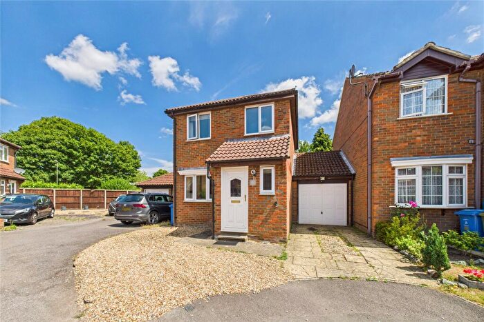 3 Bedroom Link Detached House For Sale In Maskell Way, Farnborough, Hampshire, GU14