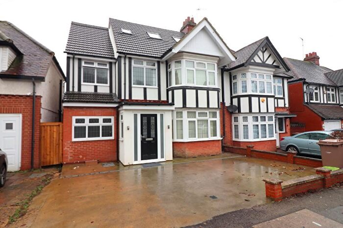 6 Bedroom Semi Detached House For Sale In Elmwood Crescent, Luton, Bedfordshire, LU2