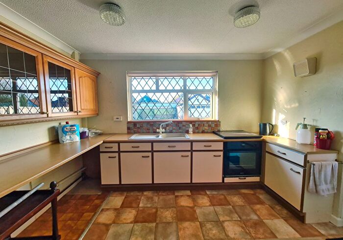 2 Bedroom Detached Bungalow For Sale In Hammonds Way, Southampton, SO40