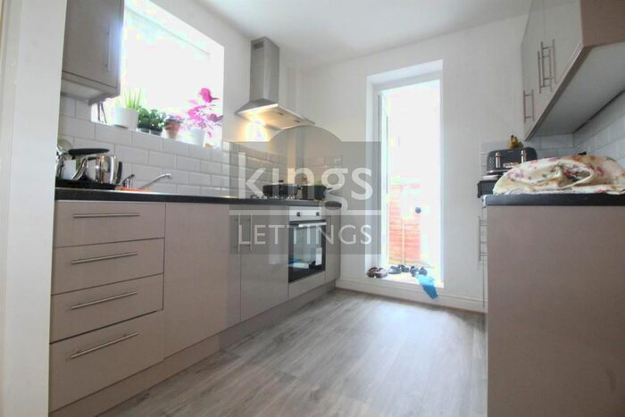 3 Bedroom Detached House To Rent In Barrowell Green, London, N21