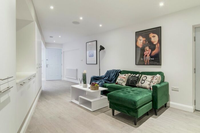 2 Bedroom Flat To Rent In Tewkesbury Close, Barnet, EN4