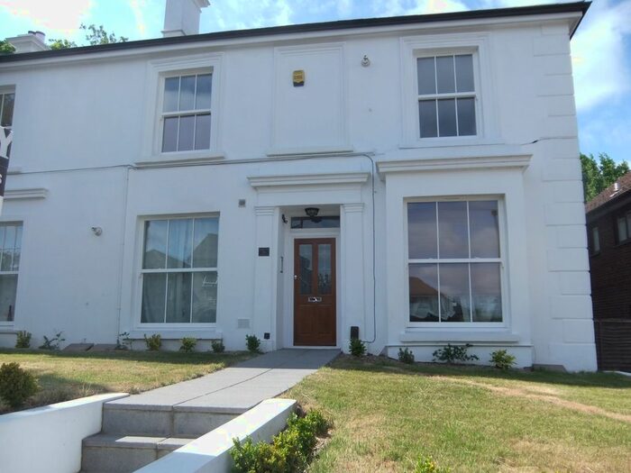 2 Bedroom Flat To Rent In Flat, Woodlands Road, Redhill, RH1