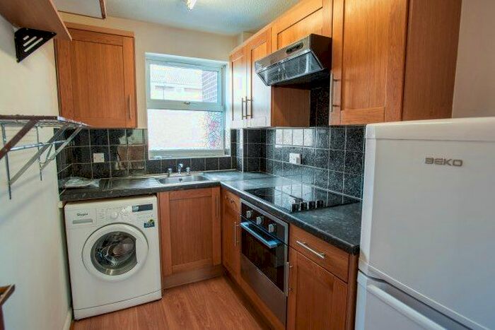 2 Bedroom Flat To Rent In Springside Court, Guildford, GU1