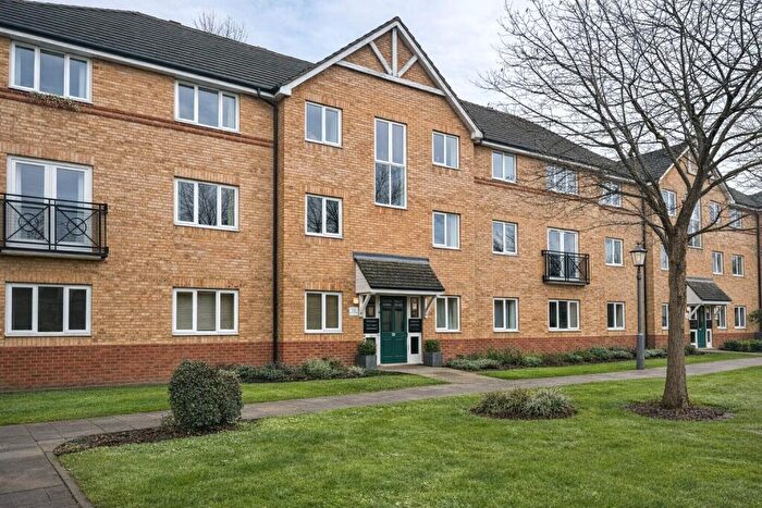 2 Bedroom Apartment For Sale In Woodlands Close, Guildford, Surrey, GU1