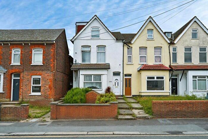 2 Bedroom Flat For Sale In High Street North, Dunstable, Bedfordshire, LU6