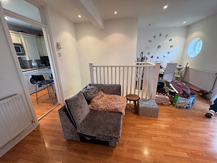 2 Bedroom Maisonette To Rent In Neale Close, London, N2