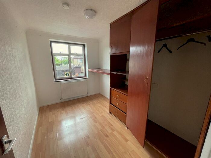 Studio To Rent In Broad Walk, Heston, Hounslow, TW5