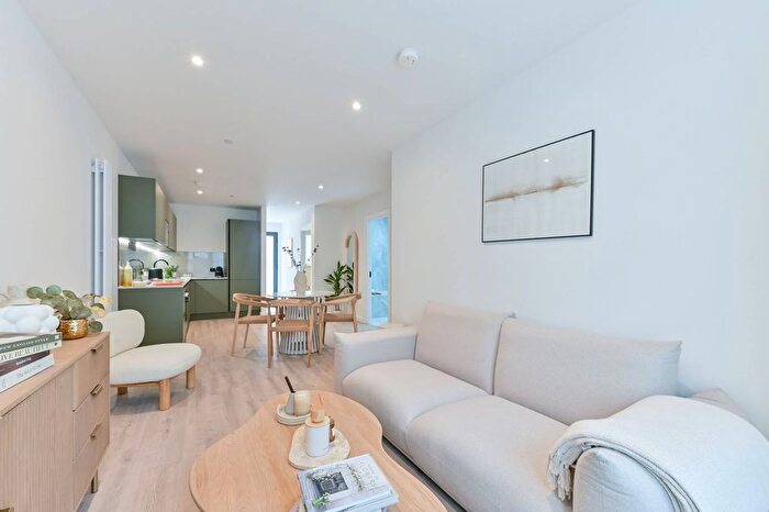 2 Bedroom Flat To Rent In Wandle Place, Earlsfield, Wimbledon, SW18