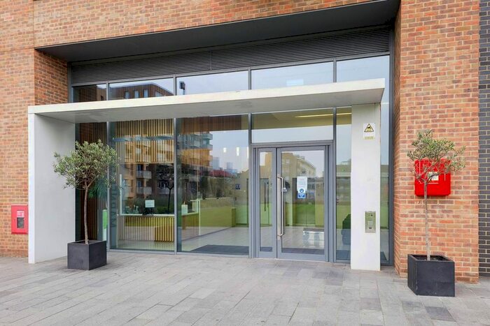 3 Bedroom Flat To Rent In Jefferson Plaza, Bow, London, E3