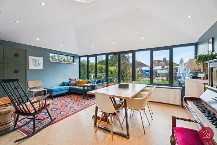 4 Bedroom Semi-Detached House For Sale In Binswood Avenue, Oxford, OX3