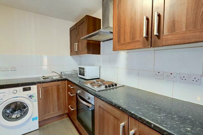 2 Bedroom Flat To Rent In - Berwick Street, L6
