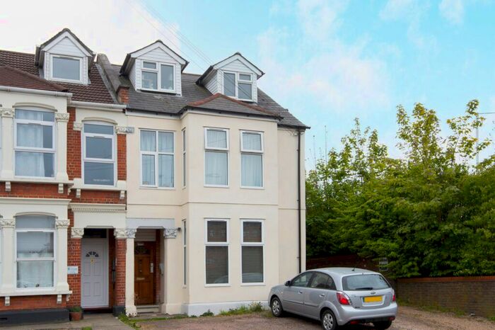 2 Bedroom Flat To Rent In Eastern Road, Romford, Essex, RM1