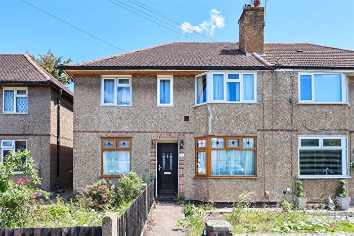 2 Bedroom Maisonette For Sale In Pinewood Avenue, Hillingdon, UB8