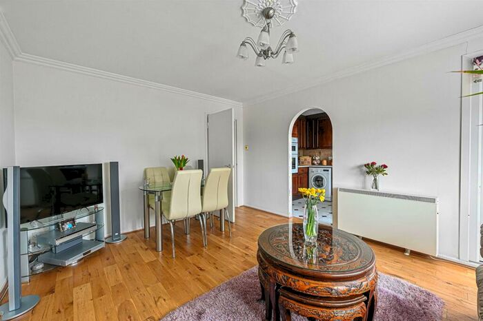1 Bedroom Flat For Sale In Goldings Road, Loughton, IG10