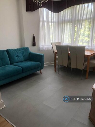 2 Bedroom Flat To Rent In Powys Lane, London, N13