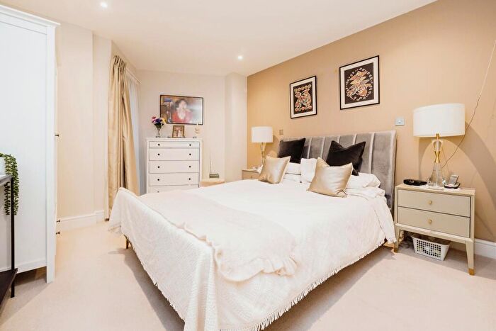 2 Bedroom Flat For Sale In High Road, Loughton, Essex, IG10
