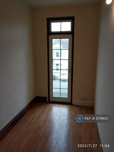 3 Bedroom Flat To Rent In South Norwood, London, SE25