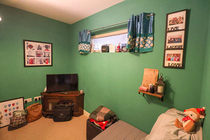 2 Bedroom Apartment For Sale In Wren Nest Mill, Glossop, SK13