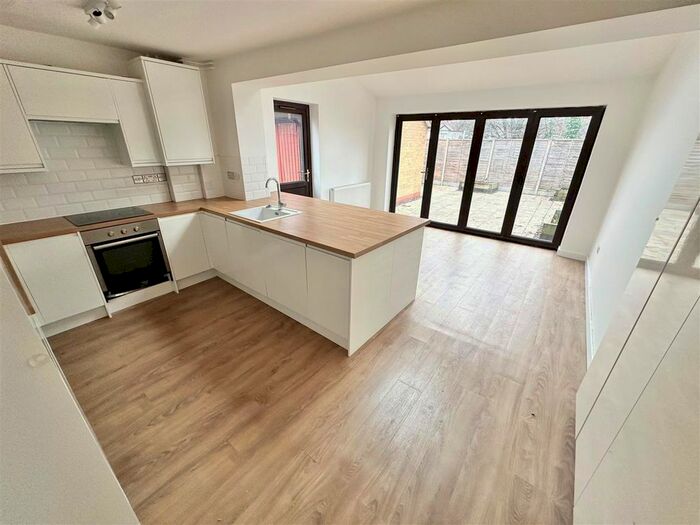 3 Bedroom Semi-Detached House To Rent In Marsom Grove, Luton, LU3
