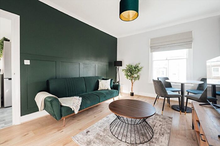 2 Bedroom Flat For Sale In Askew Road, Shepherd's Bush, W12