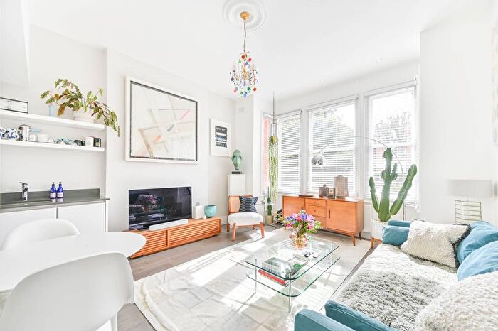 2 Bedroom Flat For Sale In Walm Lane, Mapesbury Estate, London, NW2