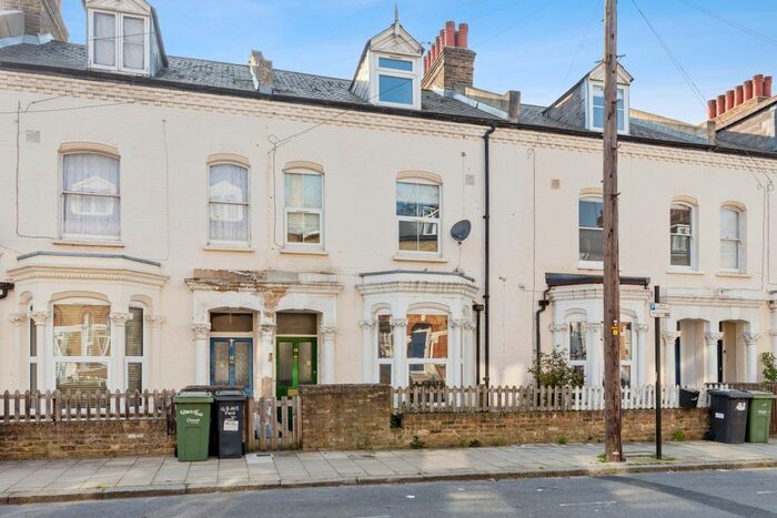 3 Bedroom Flat To Rent In Brailsford Road, London, SW2